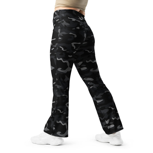 Black Camo Flared Leggings, Camouflage Printed High Rise Waisted Yoga Designer Pockets Workout Flare Pants Plus Size Bell Bottoms Ladies